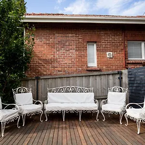 Хостел Montacute Boutique Bunkhouse